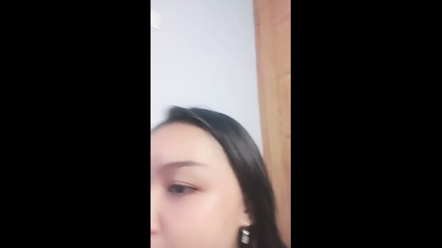 Lagi Meres Asi, Eh Ada Yang Ngintip Dari Loteng
